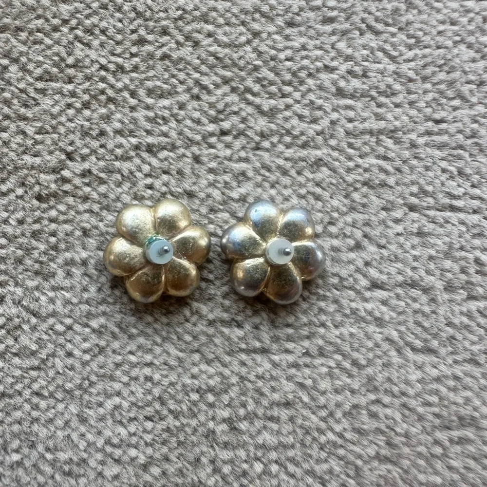 Stella and Dot Gold and White Flower Stud Earrings - Picture 7 of 7